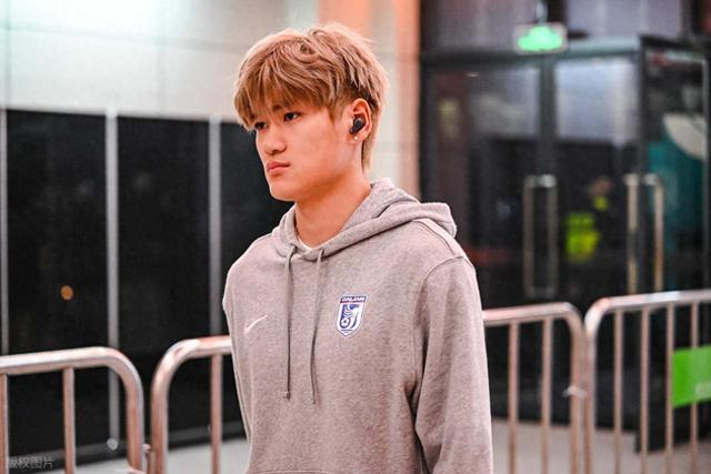 完美世界电竞平台-大连英博失去王牌锋霸！已官宣离队，新赛季为上港踢球，球迷不舍|上海海港|刘祝润|前场|青训|海港_新浪体育_新浪新闻